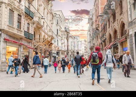 29. SEPTEMBER 2017, ISTANBUL, TÜRKEI: Touristen und Bewohner der Stadt schlendern entlang der wichtigsten Fußgängerzone der Stadt - Istiklal Stockfoto