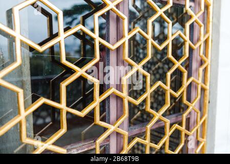 Wunderschöner, geschnitzter Fenstergrill Stockfoto