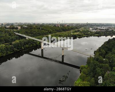 Triju Mergeliu Tiltas (Dreijungfräubrücke) über den Fluss Nemunas in Kaunas, Litauen, Luftbild Stockfoto