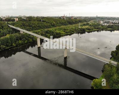 Triju Mergeliu Tiltas (Dreijungfräubrücke) über den Fluss Nemunas in Kaunas, Litauen, Luftbild Stockfoto