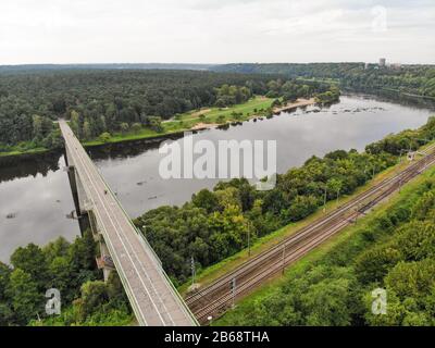 Triju Mergeliu Tiltas (Dreijungfräubrücke) über den Fluss Nemunas in Kaunas, Litauen, Luftbild Stockfoto