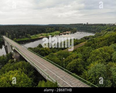 Triju Mergeliu Tiltas (Dreijungfräubrücke) über den Fluss Nemunas in Kaunas, Litauen, Luftbild Stockfoto