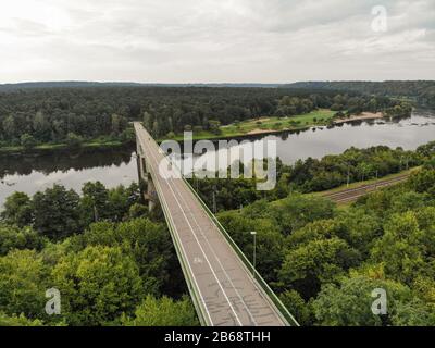 Triju Mergeliu Tiltas (Dreijungfräubrücke) über den Fluss Nemunas in Kaunas, Litauen, Luftbild Stockfoto