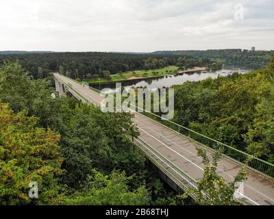 Triju Mergeliu Tiltas (Dreijungfräubrücke) über den Fluss Nemunas in Kaunas, Litauen, Luftbild Stockfoto