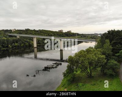 Triju Mergeliu Tiltas (Dreijungfräubrücke) über den Fluss Nemunas in Kaunas, Litauen, Luftbild Stockfoto