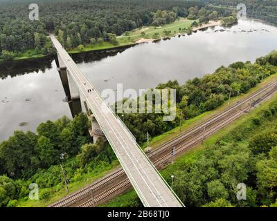 Triju Mergeliu Tiltas (Dreijungfräubrücke) über den Fluss Nemunas in Kaunas, Litauen, Luftbild Stockfoto