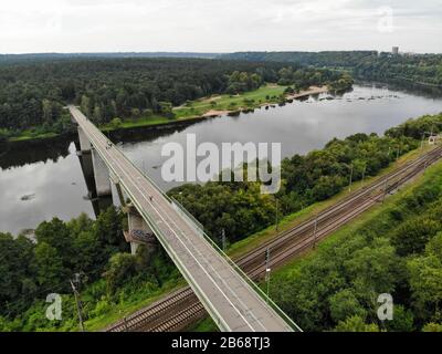 Triju Mergeliu Tiltas (Dreijungfräubrücke) über den Fluss Nemunas in Kaunas, Litauen, Luftbild Stockfoto