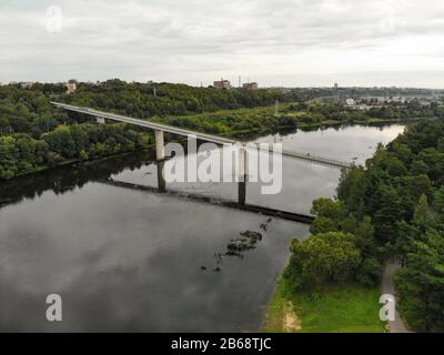 Triju Mergeliu Tiltas (Dreijungfräubrücke) über den Fluss Nemunas in Kaunas, Litauen, Luftbild Stockfoto