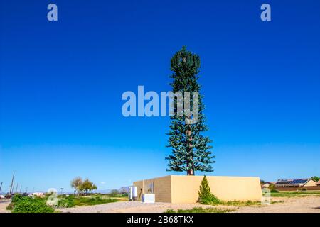 Quartier-Handy-Tower Als Baum Verkleidet Stockfoto