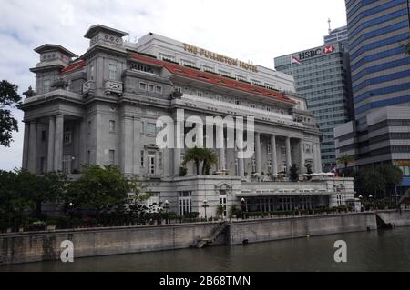 Das luxuriöse Fullerton Hotel, vom Singapore River aus gesehen. Das Hotel wurde ursprünglich als Singapurs General Post Office Building im Juni 1928 erbaut. Stockfoto