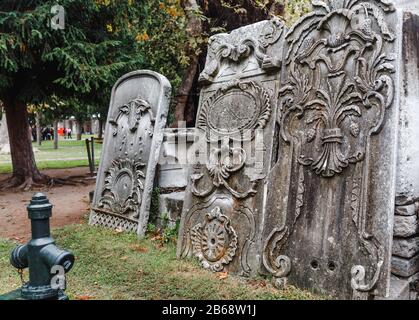 Ausgeformte Steinplatten aus Trinkbrunnen im Topkapi-Palast Stockfoto