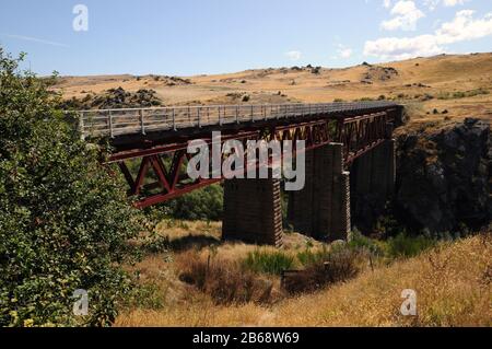 Der Poolburn Viaduct überquert 37m über der Ida Burn auf dem Otago Central Rail Trail auf Neuseelands Südinsel. Der Weg ist 152 km lang. Stockfoto