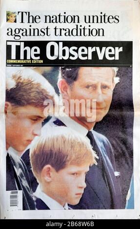 Die Titelseite der Zeitung "The Observer" betitelte Prinzessin Diana Funeral und Prinz Harry, Prinz William, Prinz Charles Royals 1997, London, England Großbritannien Stockfoto