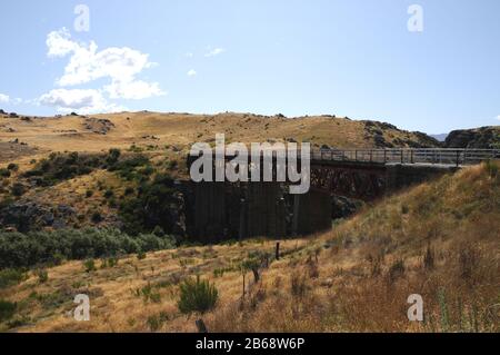 Der Poolburn Viaduct überquert 37m über der Ida Burn auf dem Otago Central Rail Trail auf Neuseelands Südinsel. Der Weg ist 152 km lang. Stockfoto