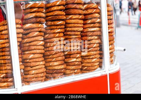 SIMIT Brotringe zum Verkauf auf einem Straßenstall in Istanbul Stockfoto