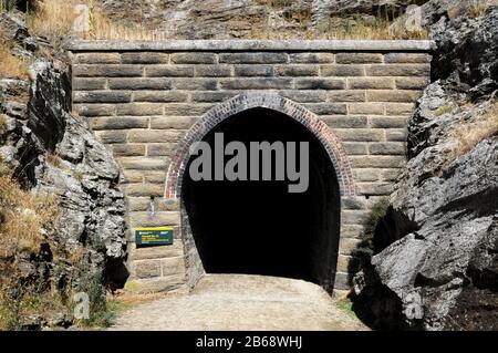 Tunnel 13, einer von mehreren Tunneln entlang des Central Otago Rail Trail, der die Bahn durch die Poolburn Gorge und den Manuherikia River führte. Stockfoto