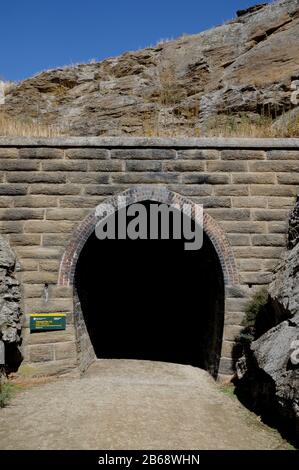 Tunnel 13, einer von mehreren Tunneln entlang des Central Otago Rail Trail, der die Bahn durch die Poolburn Gorge und den Manuherikia River führte. Stockfoto