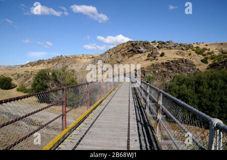 Der Central Otago Rail Trail überquert eine Brücke über eine Schlucht in der Nähe der Gemeinde Lauder. Der Trail ist eine mehrtägige Fahrradtour oder Wanderung. Stockfoto