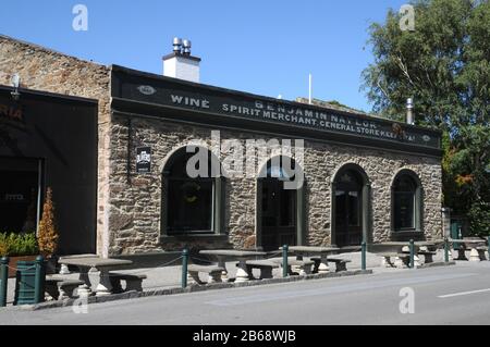 Sunderland Street, die Hauptstraße in der kleinen Stadt Clyde in Central Otago. Clyde, mit seiner historischen Stadt, ist ein sehr beliebter Touristenort. Stockfoto