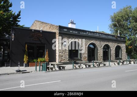 Sunderland Street, die Hauptstraße in der kleinen Stadt Clyde in Central Otago. Clyde, mit seiner historischen Stadt, ist ein sehr beliebter Touristenort. Stockfoto