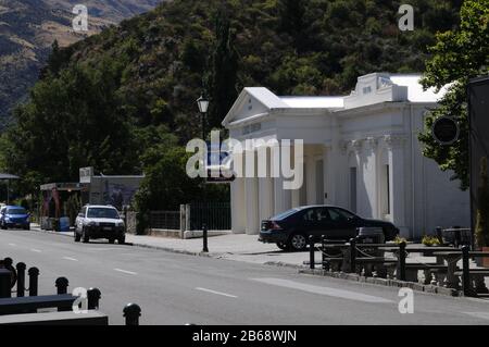 Sunderland Street, die Hauptstraße in der kleinen Stadt Clyde in Central Otago. Clyde, mit seiner historischen Stadt, ist ein sehr beliebter Touristenort. Stockfoto