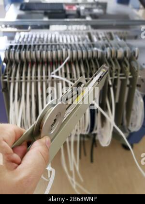 Den Maschinenzubringer mit einer Rolle mit SMD-Komponenten für die elektronische Oberflächenmontage aufnehmen und platzieren Stockfoto