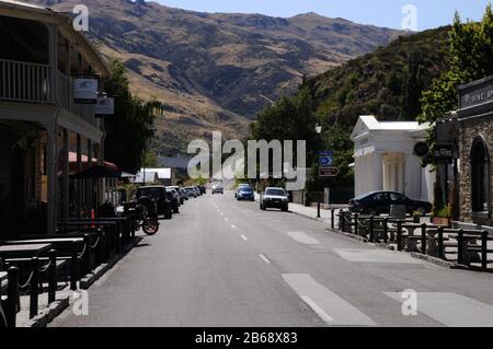 Sunderland Street, die Hauptstraße in der kleinen Stadt Clyde in Central Otago. Clyde, mit seiner historischen Stadt, ist ein sehr beliebter Touristenort. Stockfoto