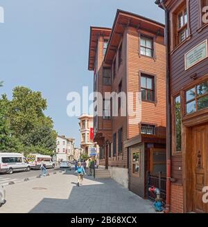 11. SEPTEMBER 2017, TÜRKEI, ISTANBUL: Altes Viertel von Istanbul mit Holzarchitektur des Universitätscampus Stockfoto