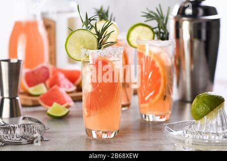 Frische Limette und Rosmarin in Kombination mit frischem Grapefruitsaft und Tequila Stockfoto