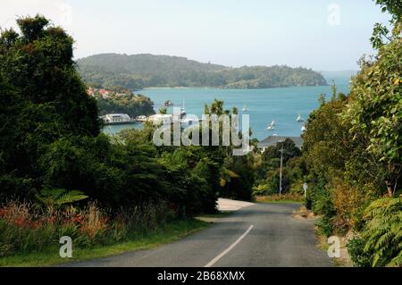 Blick hinunter in Richtung Oban Township und Half Moon Bay auf Stewart Island im äußersten Süden von Neuseeland Südinsel. Stockfoto