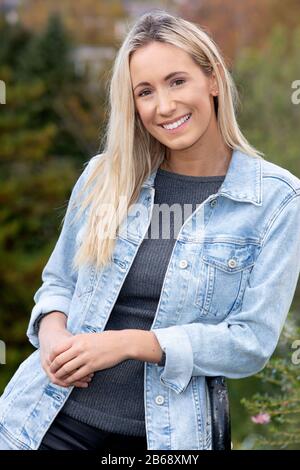 Amy Eisen in ihrer Heimatstadt Dumfries. Amy arbeitet als TV- und Radiomoderatorin, Journalistin, Voiceover-Künstlerin und Event-Gastgeberin Stockfoto