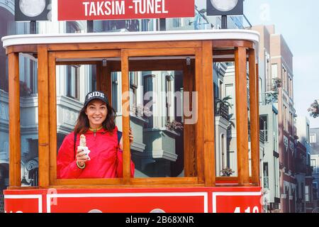 September 2017 in ISTANBUL, TÜRKEI: Junge Frau isst türkisches Fast-Food in Istanbul, Türkei Stockfoto