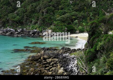 Dead man Beach, eine kleine, fast tropisch aussehende Bucht auf Stewart Island im äußersten Süden Neuseelands. Stockfoto