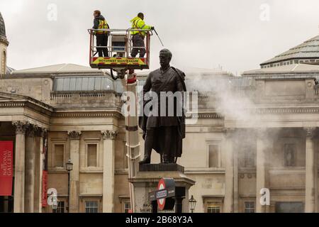 Trafalgar Square, London, Großbritannien. März 2020. Arbeiter reinigen die Statue des Generalmajors Sir Henry Havelock auf dem Trafalgar Square. Penelope Barritt/Alamy Live News Stockfoto