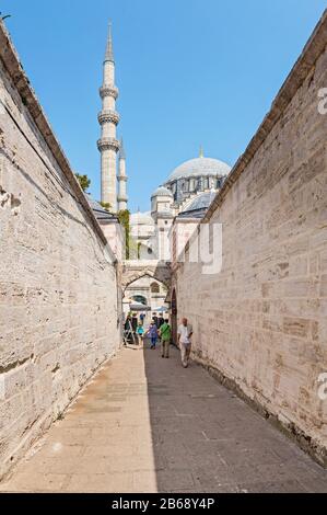 11. SEPTEMBER 2017, TÜRKEI, ISTANBUL: Enge Straßen von Istanbul mit einer Süleymaniye-Moschee Stockfoto