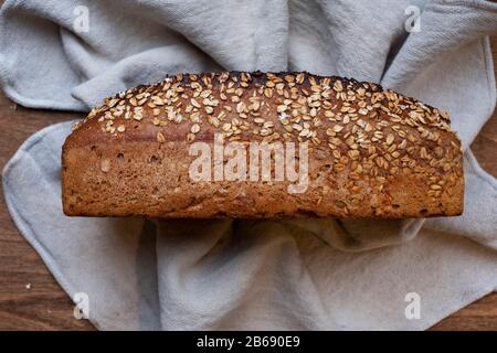 In einer handwerklichen Bäckerei liegt ein großer Winkel zwischen frisch gebackenem Brotlaib. Stockfoto