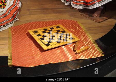 Vintage Set von Parcheesi-Würfelspiel, gespielt in dem epischen Gedicht Mahabharata. Set besteht aus Wachs und wird am Flughafen Kochi angezeigt. Kochi Indien - März 2020 Stockfoto