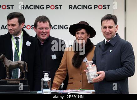 Trainer von Put The Kettle, Trainer Henry De Bromhead (rechts), der am ersten Tag des Cheltenham Festivals auf der Cheltenham Racecourse, Cheltenham, von Aidan Coleman in der Racing Post Arkle Challenge Trophy-Einsteiger-Verfolgung gewonnen wurde. Stockfoto