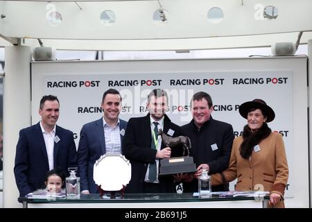 Gewinner der "Put The Kettle", die am ersten Tag des Cheltenham Festivals auf der Cheltenham Racecourse in der "Racing Post Arkle Challenge"-Trophäe von Aidan Coleman siegreich war. Stockfoto