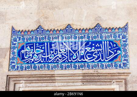 11. SEPTEMBER 2017, TÜRKEI, ISTANBUL: Einzelheiten arabischer Schriften aus dem Koran in der Süleymaniye-Moschee Stockfoto