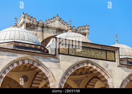 Nahaufnahme von Architektur und Designdetails der Dekoration der größten Moschee in Istanbul Süleymaniye Stockfoto