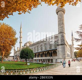 Istanbul, TÜRKEI - 10. SEPTEMBER 2017: Innenhof des Berühmten Touristenziels Blaue Moschee oder Sultanahmet Camii Stockfoto