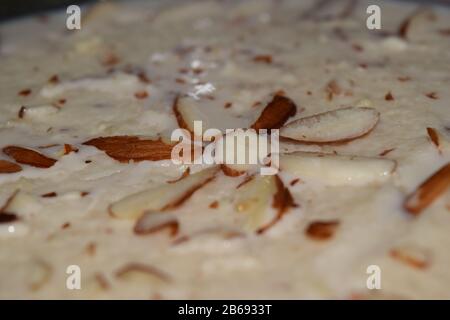 Nahaufnahme von pakistanischem Kheer mit Mandelgarnieren Stockfoto