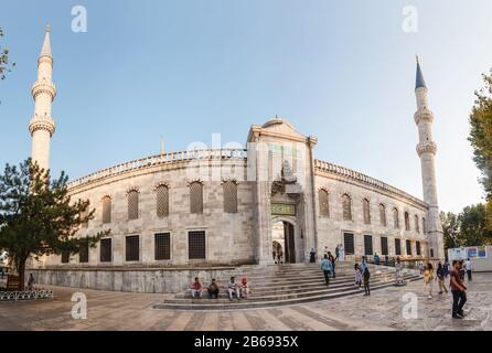 Istanbul, TÜRKEI - 10. SEPTEMBER 2017: Innenhof des Berühmten Touristenziels Blaue Moschee oder Sultanahmet Camii Stockfoto