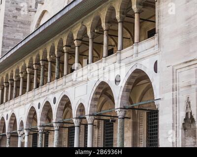 Nahaufnahme von Architektur und Designdetails der Dekoration der größten Moschee in Istanbul Süleymaniye Stockfoto