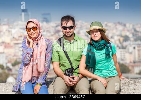 Eine Gruppe von glücklichen Freunden, die in der Nähe der Moschee sitzen und die Aussicht auf Istanbul, Türkei genießen Stockfoto