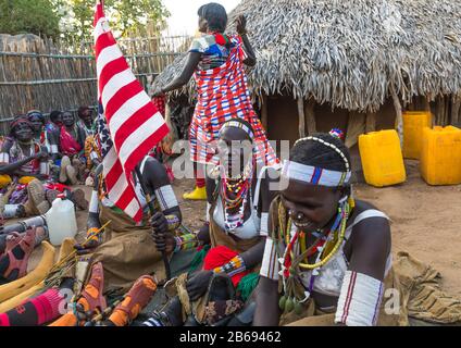 Larim Stammfrauen mit amerikanischer Flagge während einer Hochzeitsfeier, Boya Mountains, Imatong, Südsudan Stockfoto