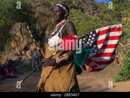 Larim Stammfrau mit amerikanischer Flagge während einer Hochzeitsfeier, Boya Mountains, Imatong, Südsudan Stockfoto