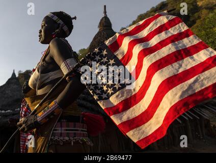 Larim Stammfrau mit amerikanischer Flagge während einer Hochzeitsfeier, Boya Mountains, Imatong, Südsudan Stockfoto