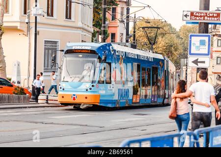 Istanbul, TÜRKEI - 10. SEPTEMBER 2017: Moderne Straßenbahnstrecke T1 auf den Straßen Stockfoto